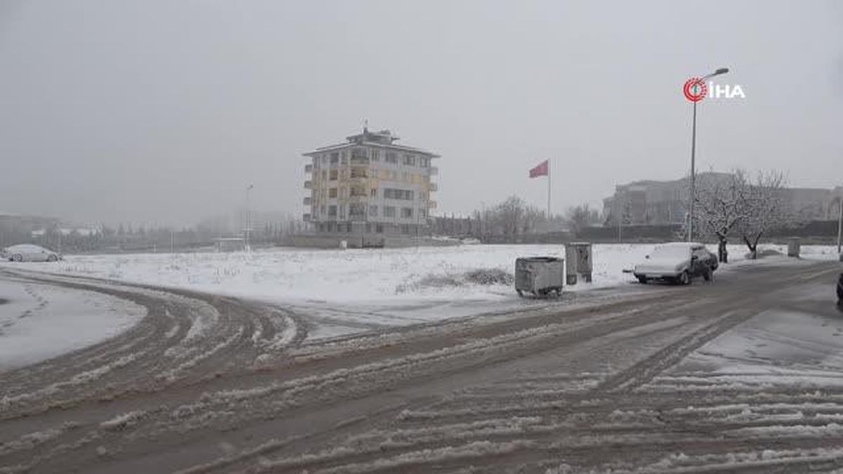 Kilis'te yoğun kar yağışı... Çocuklar kartopu oynayarak doyasıya eğlendi
