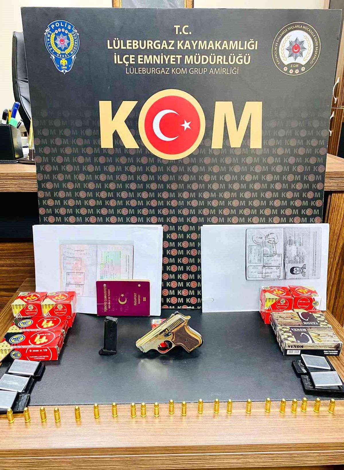 Kırklareli\'nde sahte pasaport hazırladığı iddiasıyla 3 şüpheli yakalandı