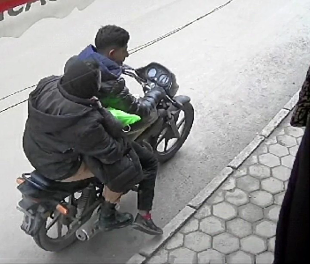 Motosikletle gelen hırsızlar saniyeler içinde kıyafetleri böyle çaldılar
