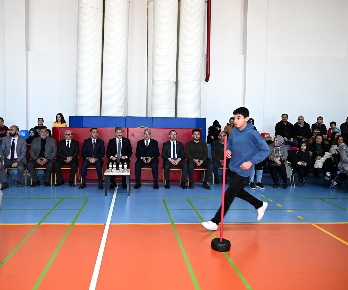 OSMANİYE\'DE YETENEKLİ SPORCULARA MALZEME DAĞITILDI