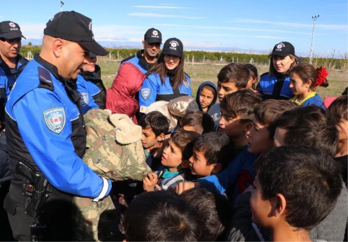 Polisin dağıttığı askeri montu giyip, \'Ben komutan olacağım\' dedi