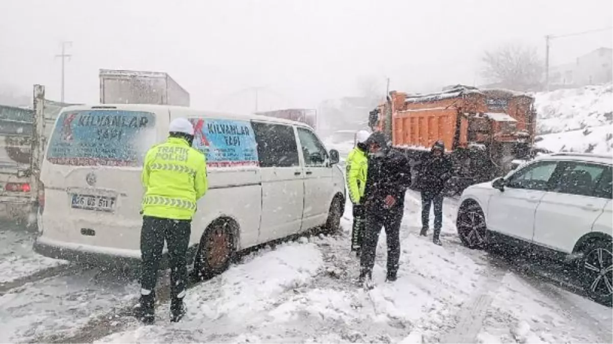 ŞANLIURFA\'DA ULAŞIMA KAPANAN 160 KÖY YOLUNUN AÇILMASI İÇİN ÇALIŞMALAR SÜRÜYOR