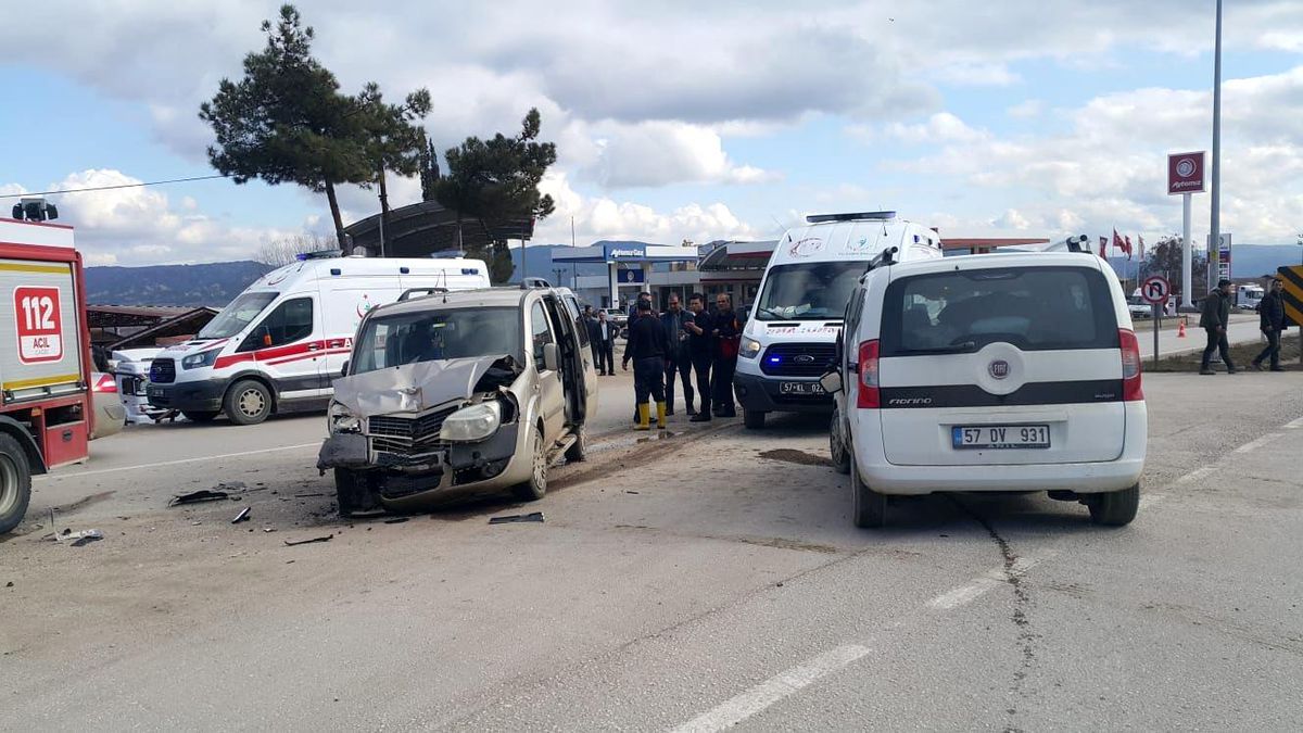 Sinop\'ta iki hafif ticari araç çarpıştı: 10 yaralı