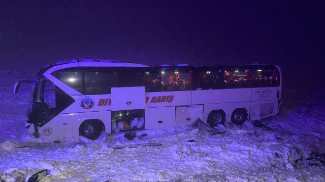 Son Dakika: Diyarbakır'da yolcu otobüsü şarampole devrildi: 4'ü ağır 35 yaralı var
