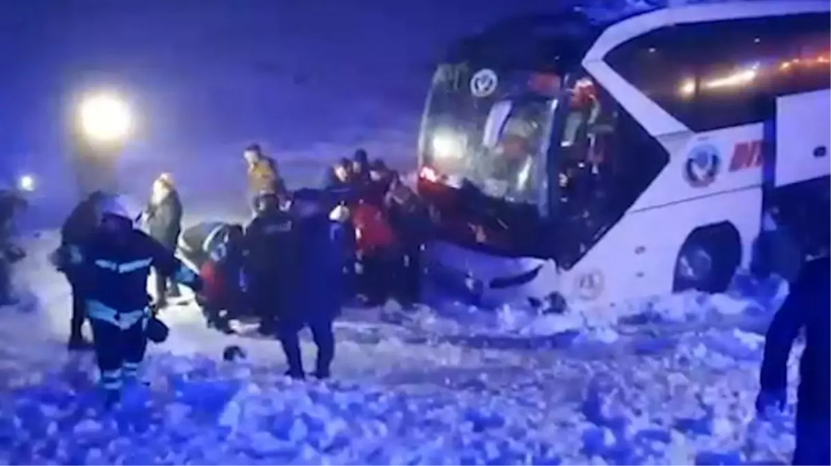 Son Dakika: Diyarbakır\'da yolcu otobüsü şarampole devrildi: 4\'ü ağır 35 yaralı var