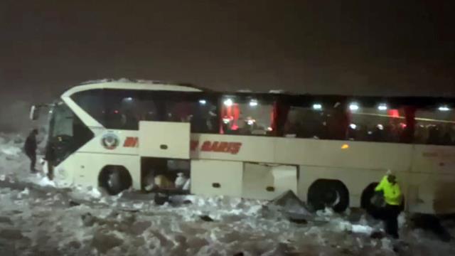 Son Dakika: Diyarbakır'da yolcu otobüsü şarampole devrildi: 4'ü ağır 30 yaralı var