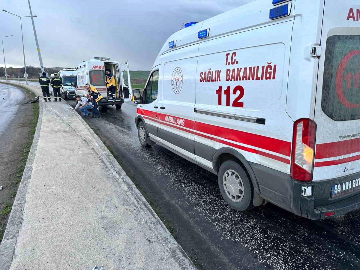 Tekirdağ\'da servis aracı kaza yaptı: 3 yaralı