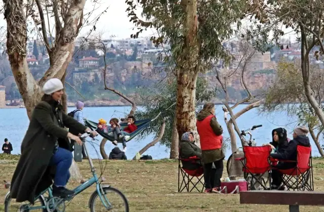 Türkiye'de kar esareti, Antalya'da deniz keyfi