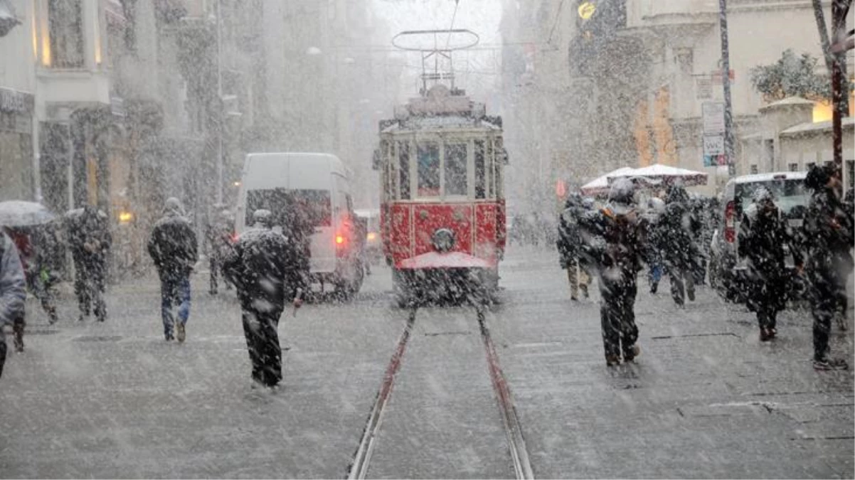 Vali Yerlikaya\'dan kar yağışını bekleyen İstanbul için yeni uyarı: Pazar günü rüzgarın şiddeti 100 km\'ye ulaşacak