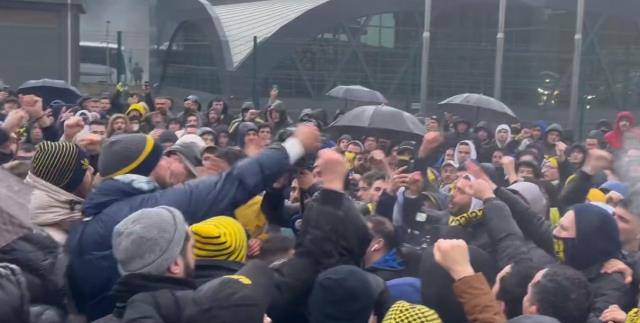 Yağmur soğuk dinlemediler! Binlerce Fenerbahçe taraftarı TFF'yi Riva'da protesto etti