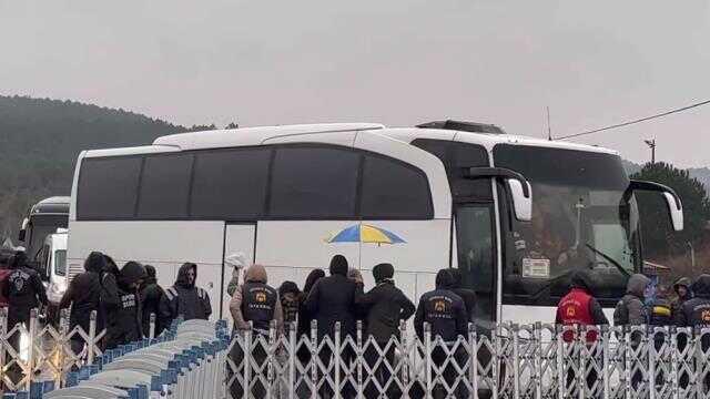 Yağmur soğuk dinlemediler! Binlerce Fenerbahçe taraftarı TFF'yi Riva'da protesto etti