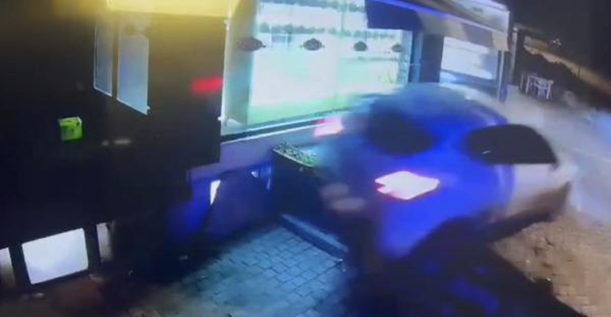 Yokuş çıkarken geri kayan otomobil, boşluğa düştü; kaza kamerada