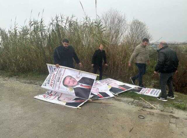 Ziyaret edeceği ilde Cumhurbaşkanı Erdoğan için hazırlanan afişler dereye atıldı Ziyaret edeceği ilde Cumhurbaşkanı Erdoğan için hazırlanan afişler dereye atıldı