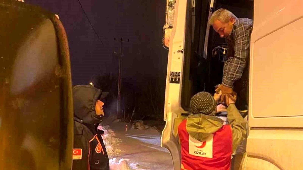 AFAD ve Kızılay, yolda mahsur kalan tır sürücülerini yalnız bırakmadı