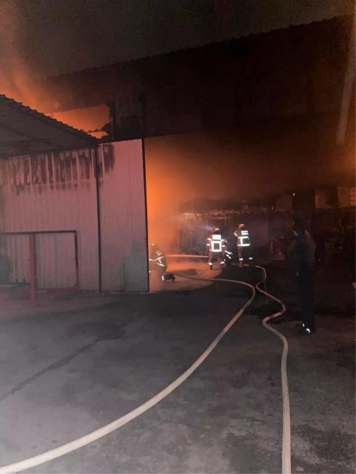 Ayvalık\'ta zirai aletler deposundaki yangın korkuttu