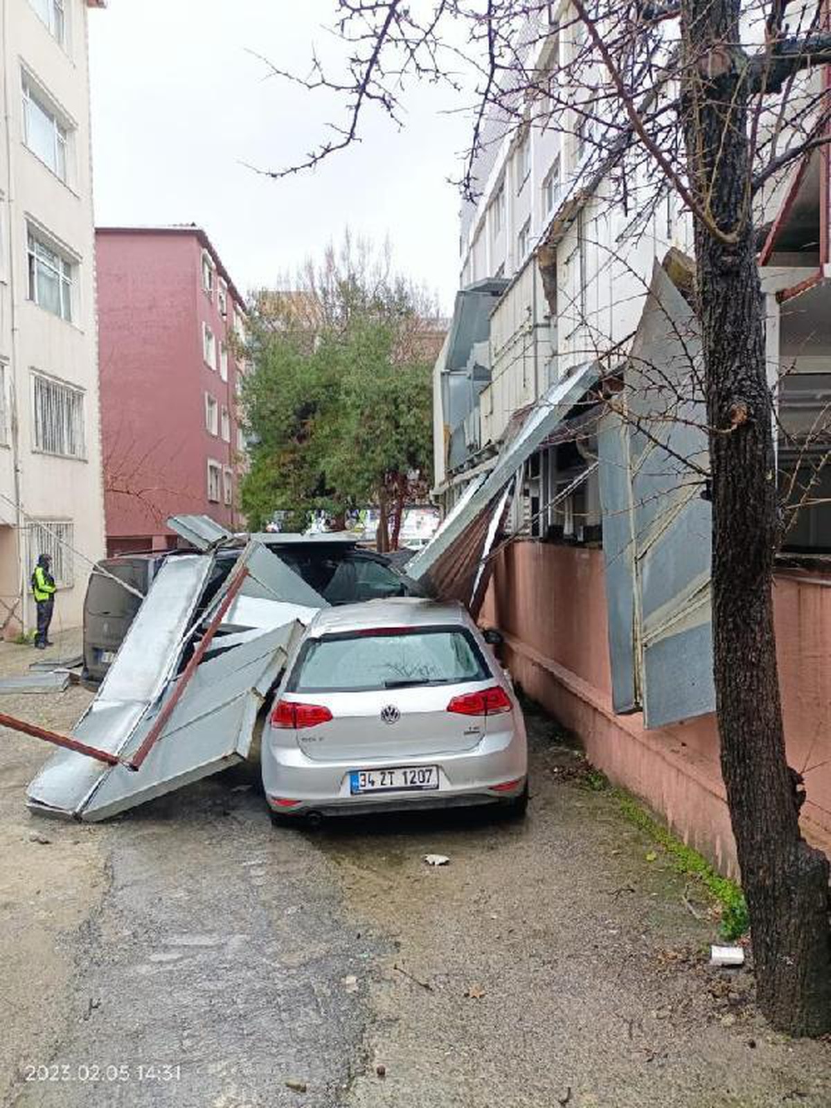 BAHÇELİEVLER\'DE FIRTINA HASTANE DIŞ CEPHESİNİ UÇURDU