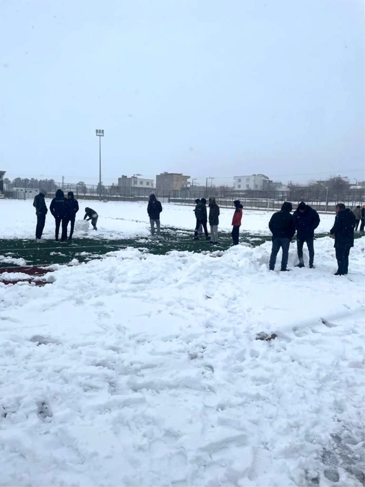 Bal Ligi 1 Grup\'ta mücadele eden Erganispor-Yeşil Vartospor maçı kar engeline takıldı