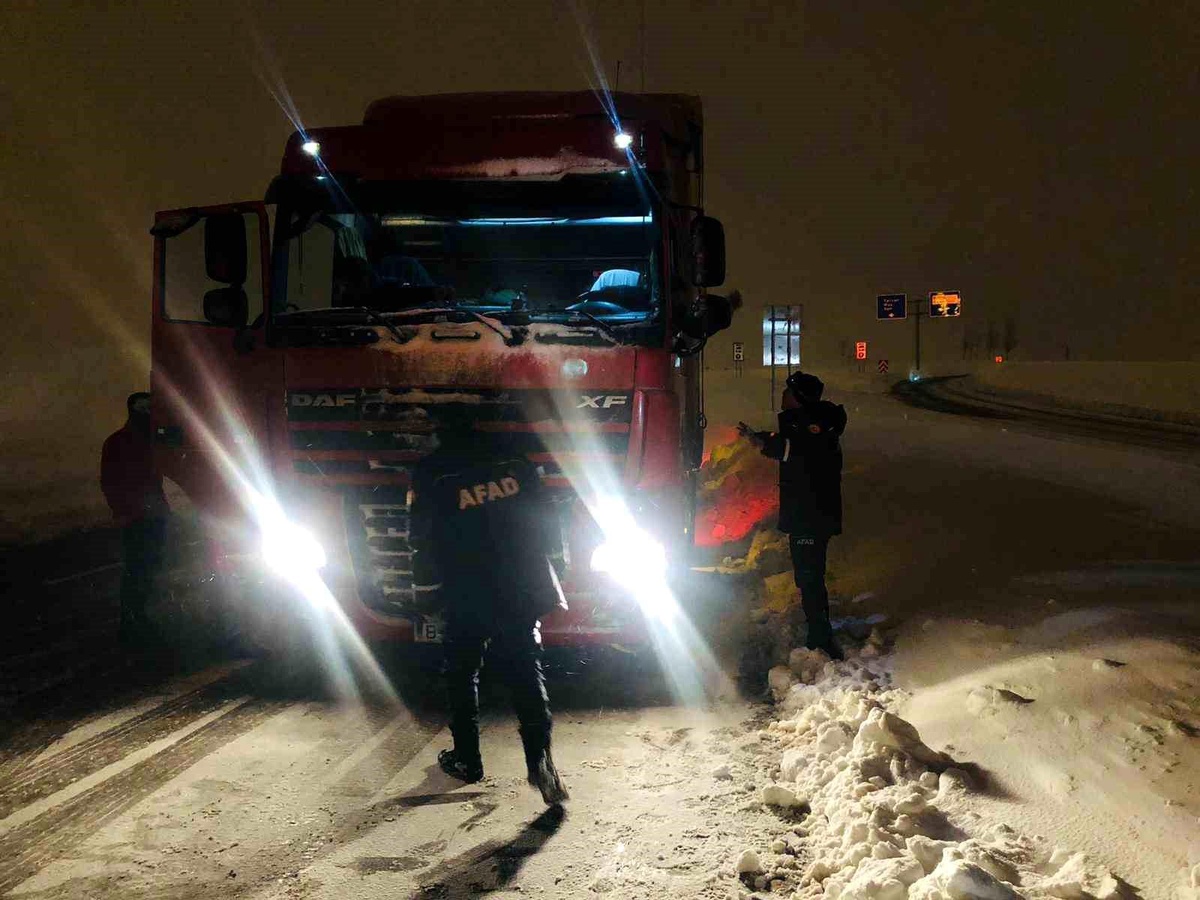 Bitlis\'te yolda kalanların imdadına AFAD ve Kızılay yetişti