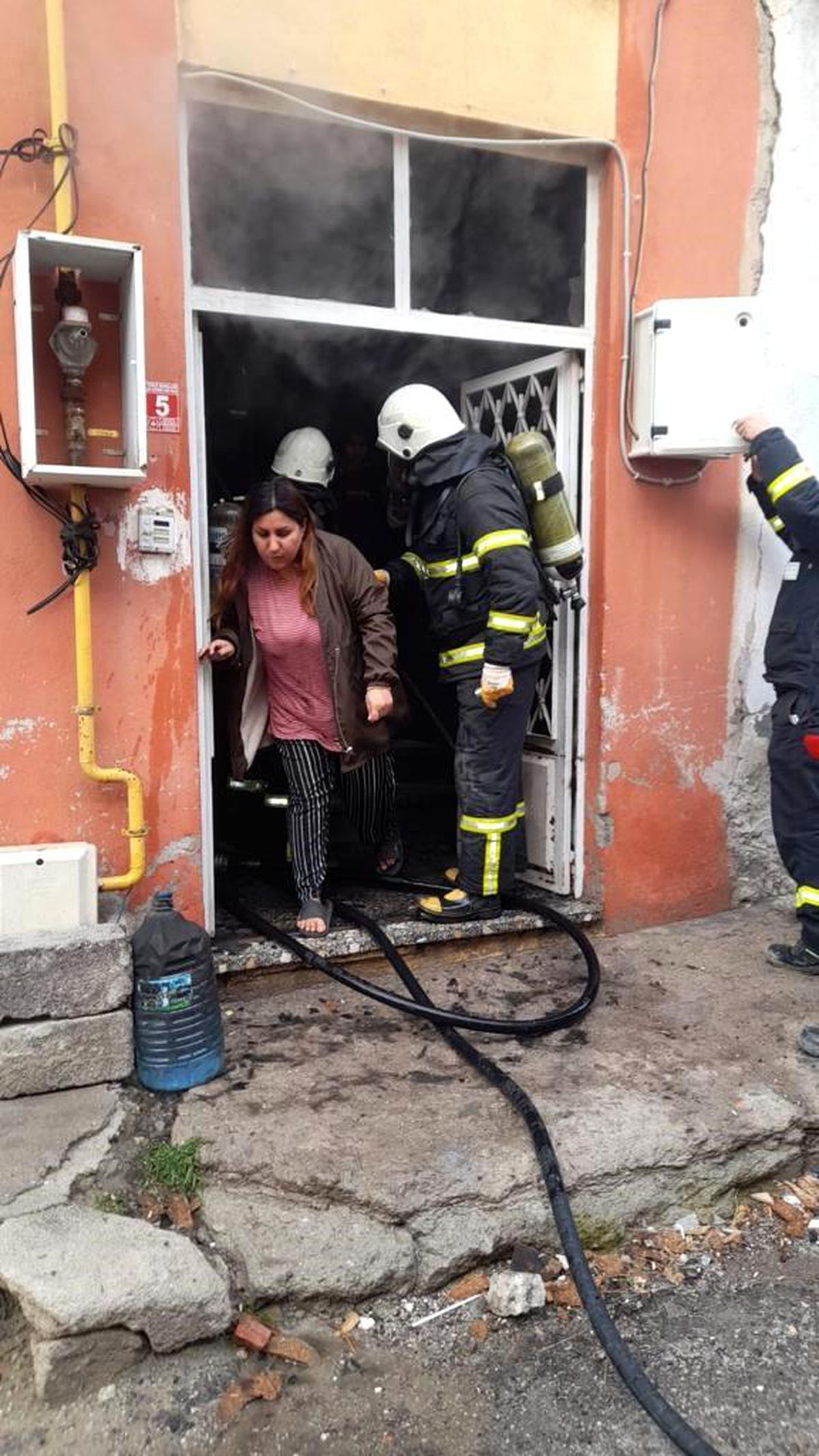 Burdur\'da göçmenlerin kaldığı binada yangın çıktı, 7 kişi kurtarıldı