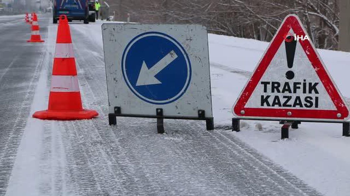 Buzlanma nedeniyle otomobil şarampole yuvarlandı: 4 yaralı
