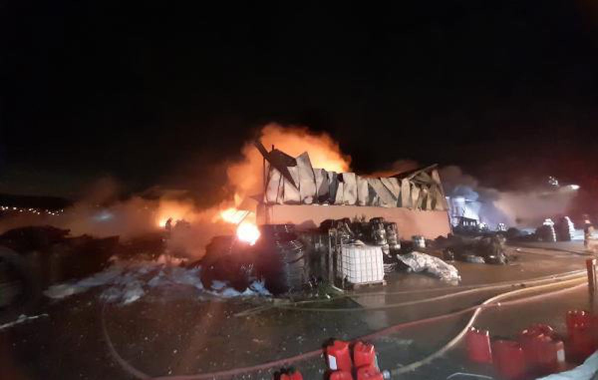 Çatalca'da plastik fabrikası alev alev yandı