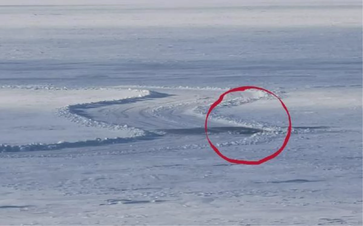 Çıldır Gölü\'nde kar temizliği yapan traktör suya gömüldü, sürücü son anda kurtuldu