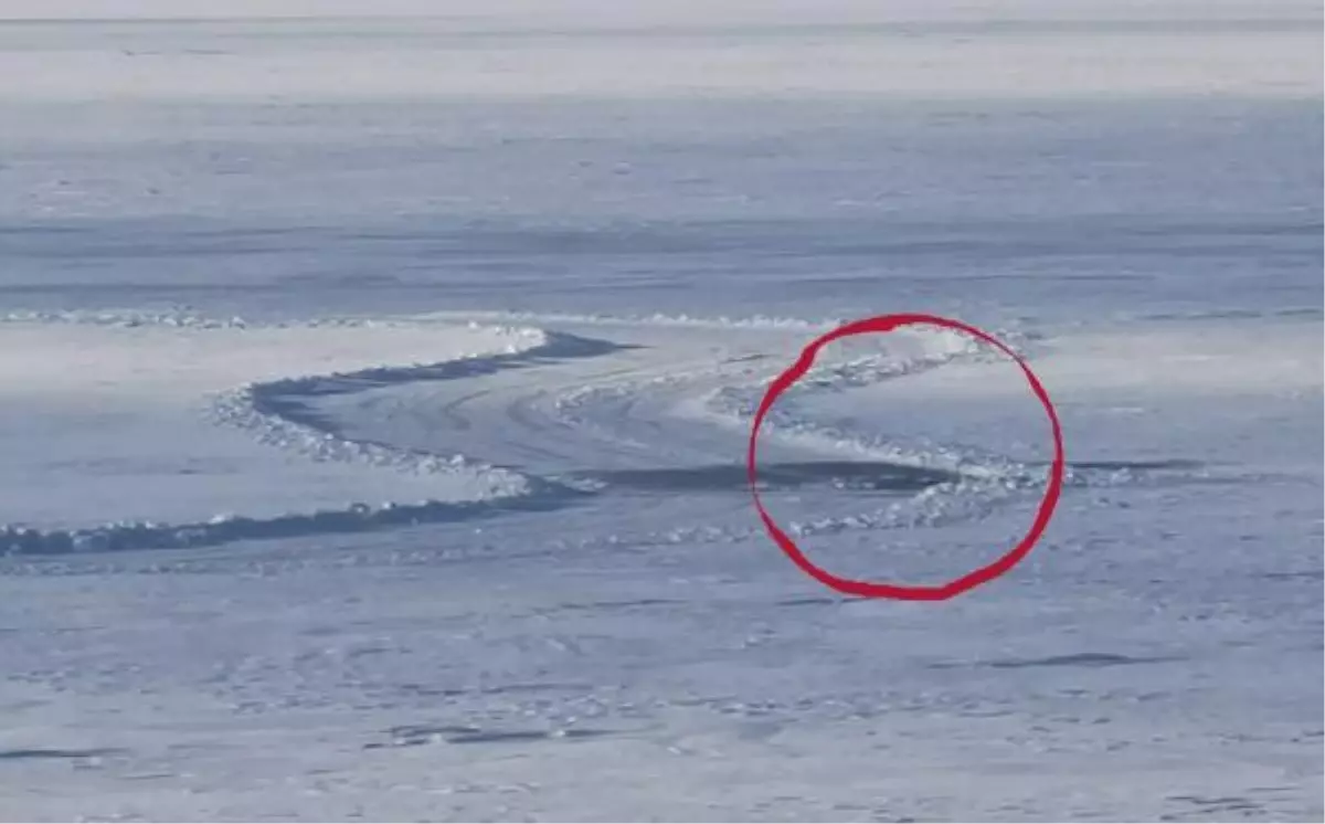 Çıldır Gölü'nde kar temizliği yapan traktör suya gömüldü, sürücü son anda kurtuldu