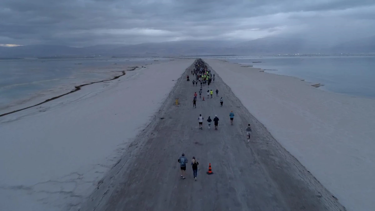 Dünyanın En Alçak Noktası Ölü Deniz\'deki Maratonda 7.000 Koşucu Kıyasıya Yarıştı