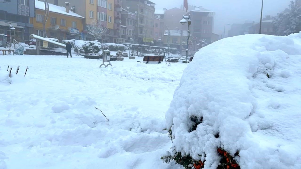 Dursunbey\'de kar yağışı sonrası 38 mahallenin yolu ulaşıma kapandı