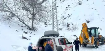 Ekipler köyde rahatsızlanan Rumeysa ve Melisa kardeşler için seferber oldu