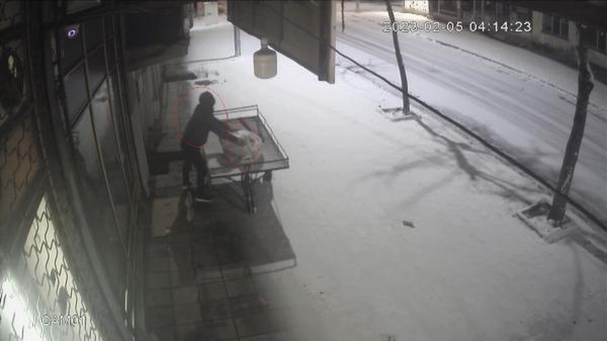Elazığ\'da bir depodan 100 bin TL\'lik hırsızlık kamerada