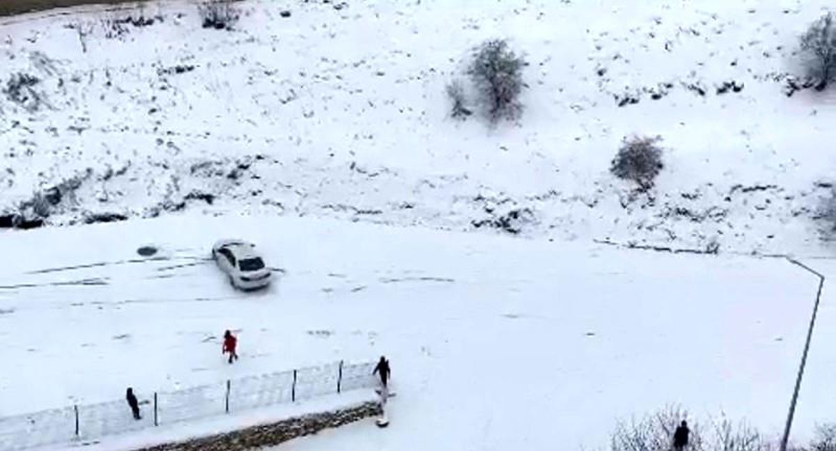Elazığ\'da yol buz pistine döndü, araçlar böyle kaydı