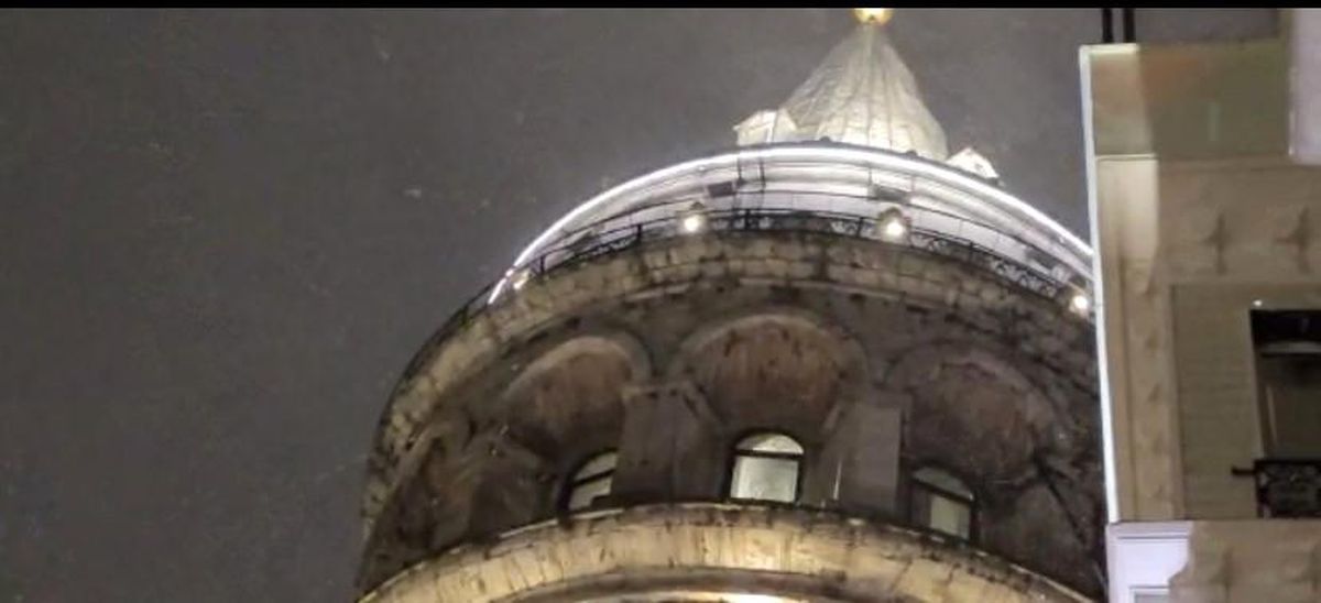 Şiddetli rüzgar ve tipi nedeniyle Galata Kulesi'nin korkulukları yerinden koptu