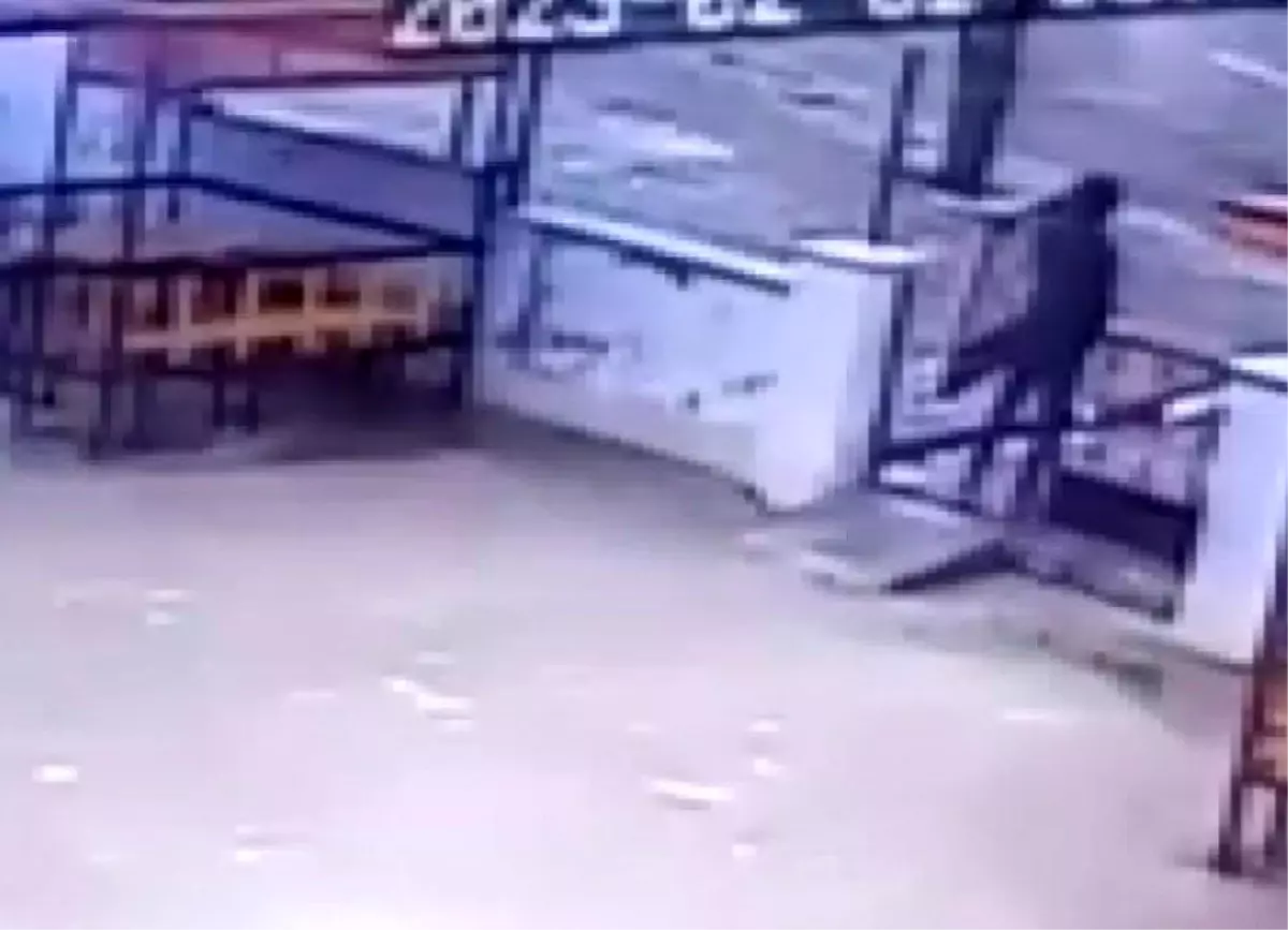 Güpegündüz sitenin demir kapısını çaldı