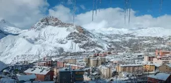 Hakkari'de 228 yerleşim yeri ulaşıma kapandı; eğitime bir gün verildi