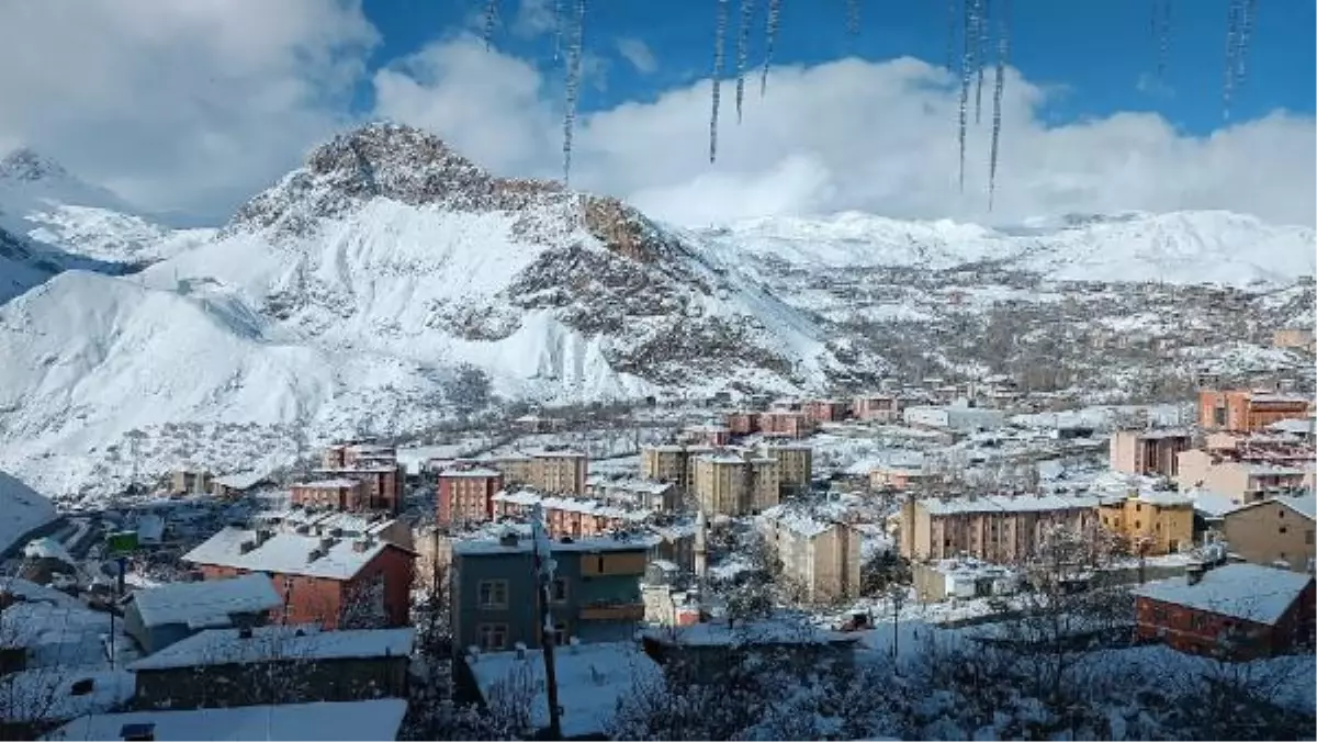 Hakkari'de 228 yerleşim yeri ulaşıma kapandı; eğitime bir gün verildi