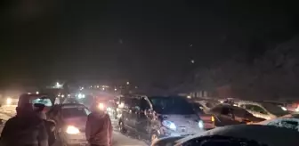 Isparta'da kayak merkezinin yolu kapandı, uzun araç kuyrukları oluştu