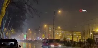 Kar yağışı Taksim Meydanı'nda tipiye dönüştü