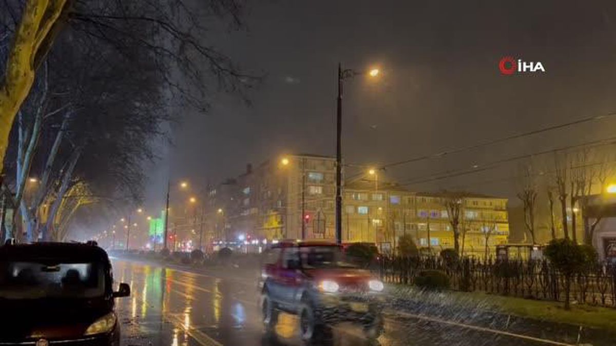 Kar yağışı Taksim Meydanı'nda tipiye dönüştü