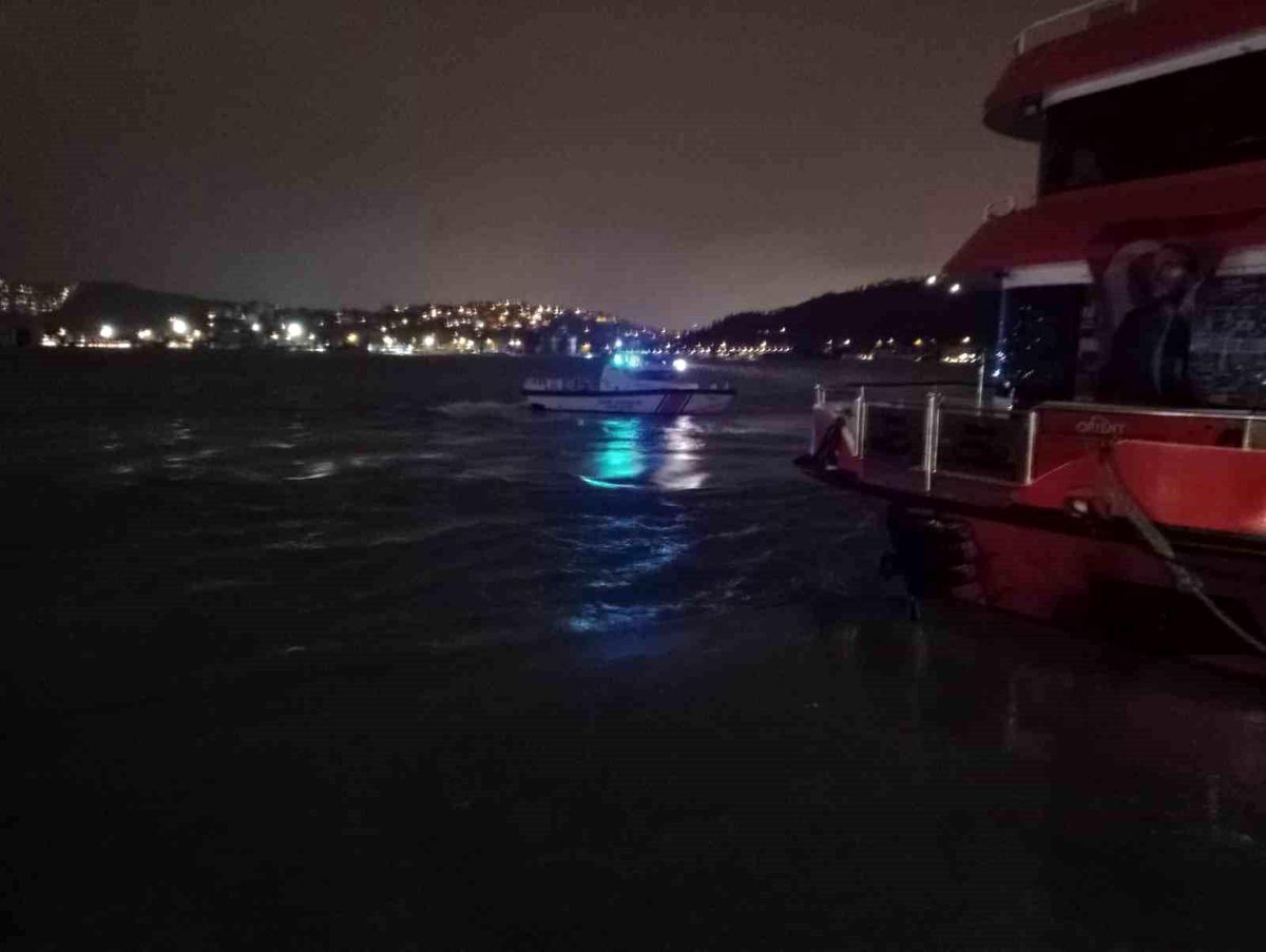 İstanbul\'un Sarıyer ilçesinde selfie çekinen 4 arkadaştan biri sahil kenarında ayağının kayması sonucu denize düştü.