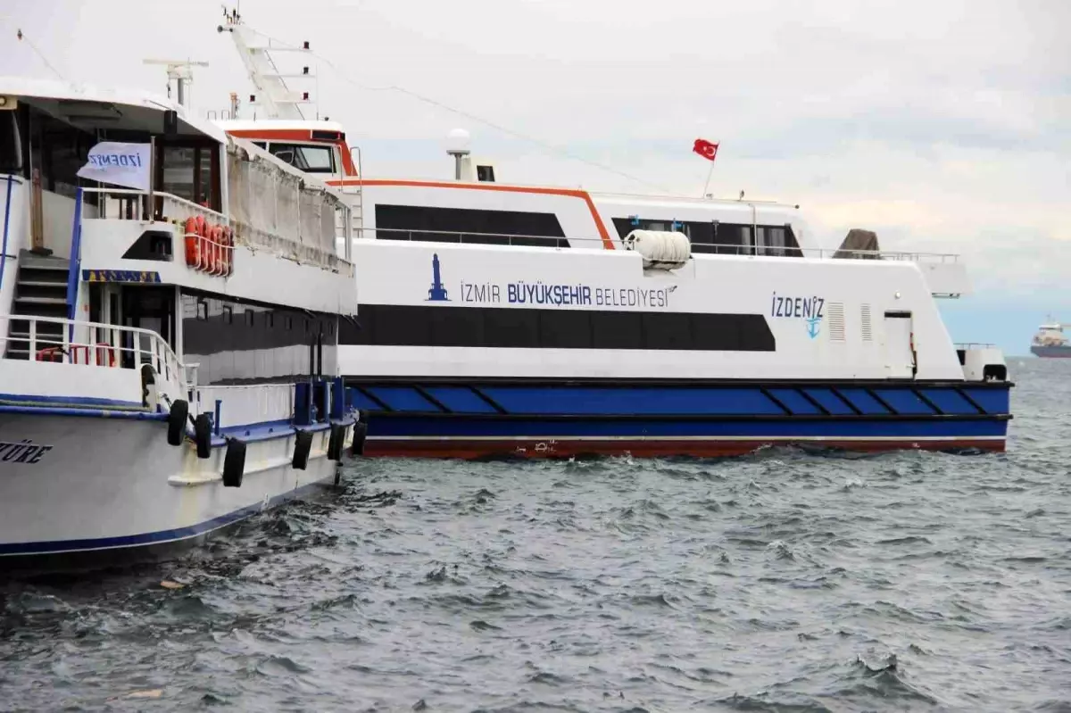 İzmir\'de deniz ulaşımına fırtına engeli