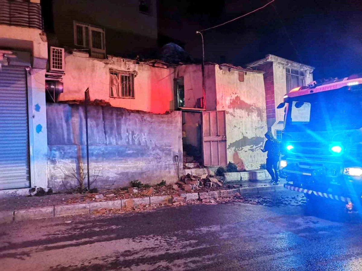 İzmir\'de faciadan dönüldü: Evin çatısı çöktü, 1 kişi yaralı kurtarıldı