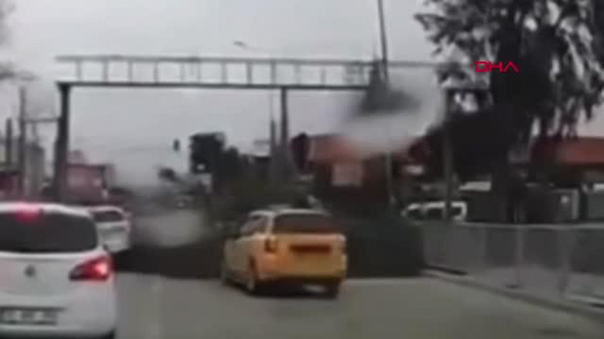 İZMİR\'DE KUVVETLİ RÜZGARIN ETKİSİYLE DEV AĞACIN DÜŞME ANI ARAÇ KAMERASI TARAFINDAN KAYDEDİLDİ