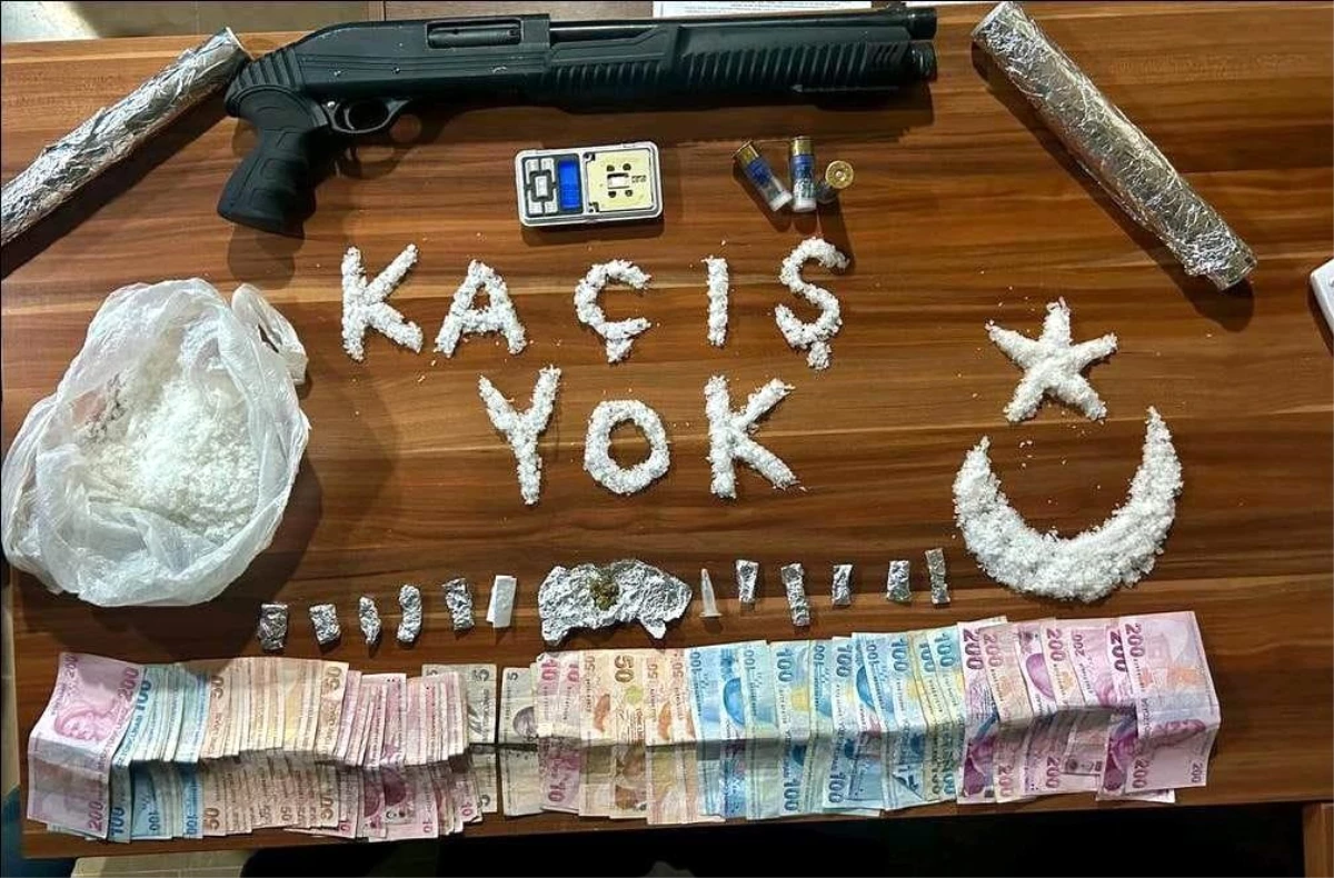 İzmir polisi uyuşturucu tacirlerini \'ŞUT\'ladı