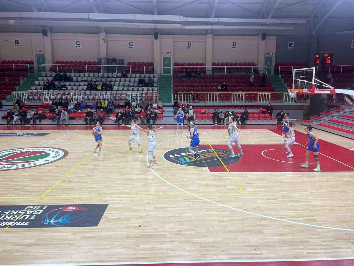 İzmit Belediyespor, Yalova\'yı devirip seriyi 12 maça çıkardı