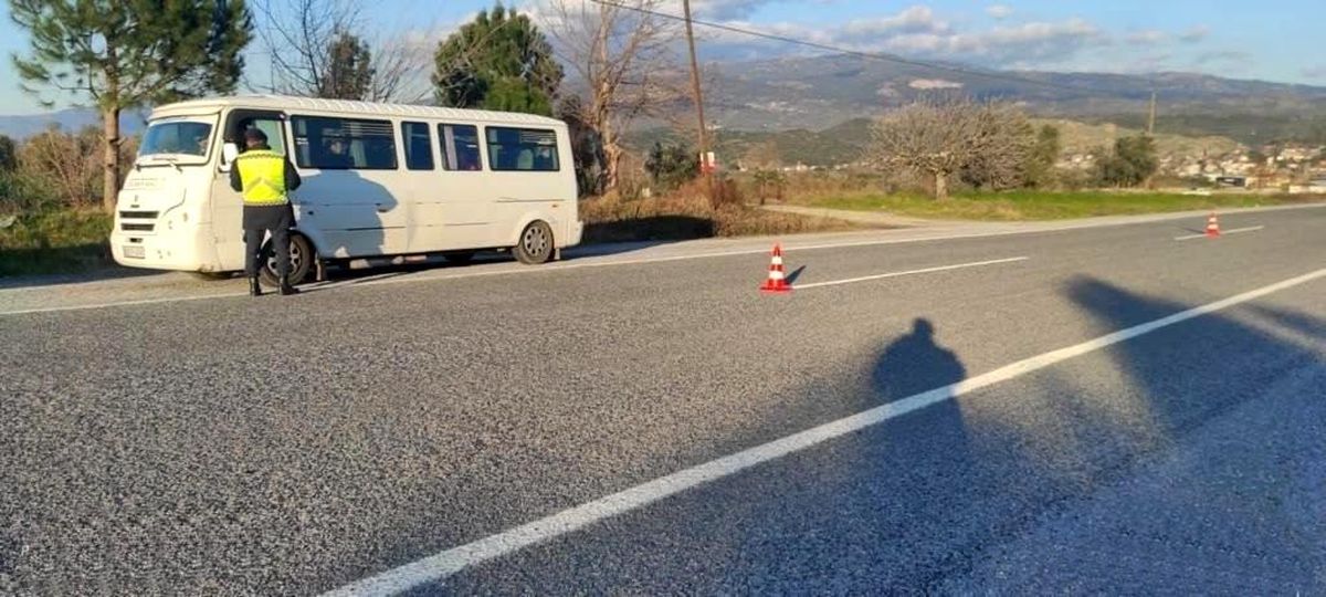 Jandarma ekiplerinden cep telefonu denetimi
