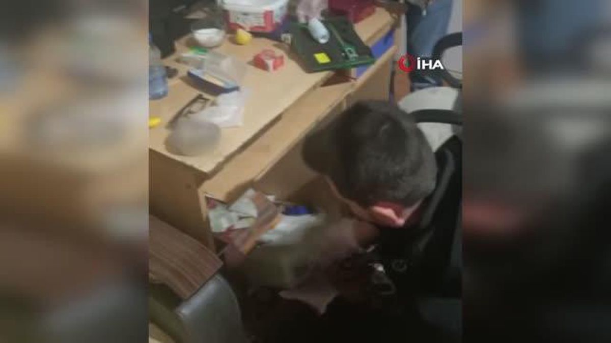 Kağıthane'de polis ekipleri baskın düzenlediği ev, silah imalathanesi çıktı