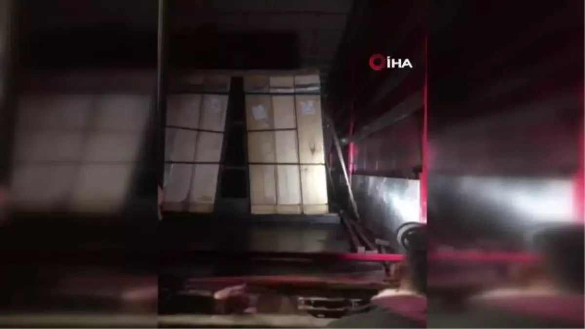 Kantarda tırın ağırlığı 2 ton fazla gelince şüphelendi, dorseden 26 kaçak göçmen çıktı