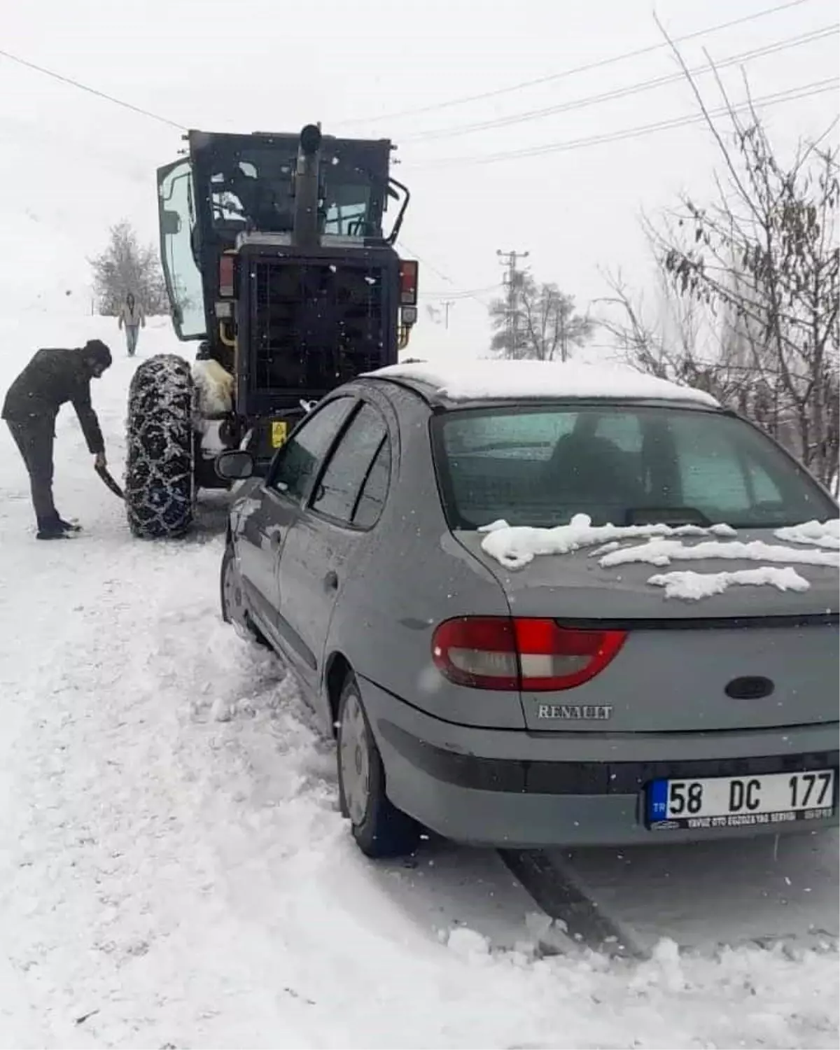 Kapanan yolda mahsur sürücüyü ekipler kurtardı