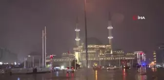 Kar yağışı Taksim Meydanı'nda tipiye dönüştü